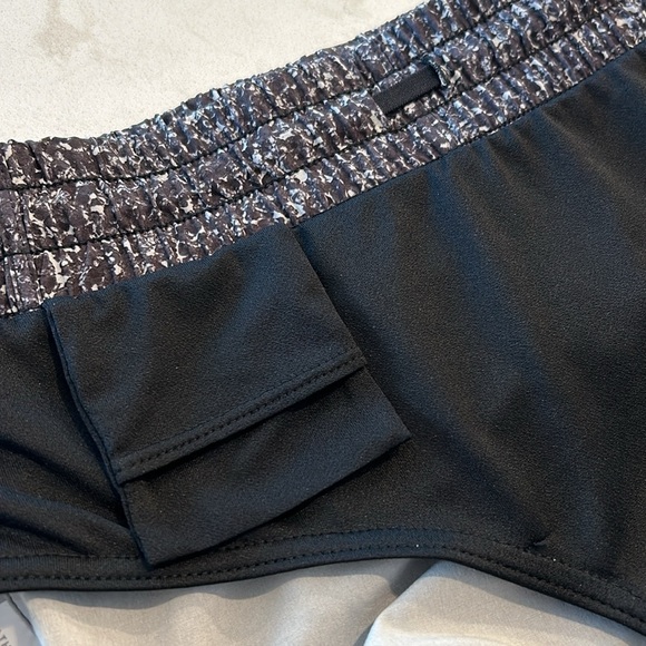 Athleta Printed Mesh Racer Run Short 4" Black and Gray Size Small - Picture 8 of 11